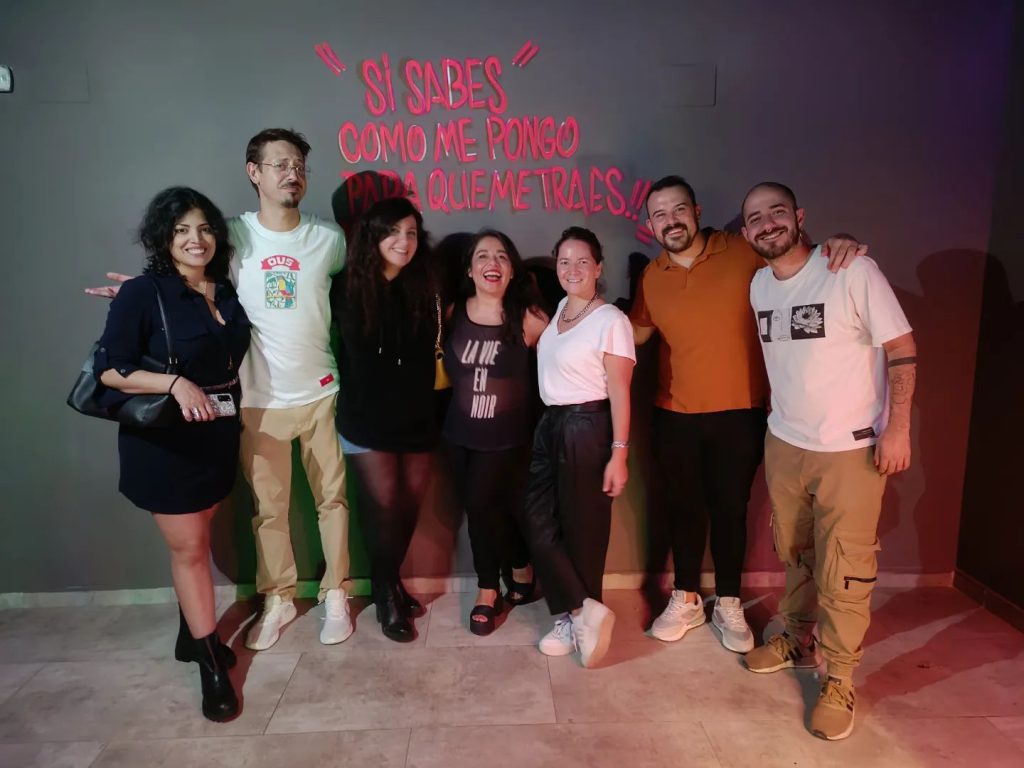 Equipo de comediantes latinos en Madrid