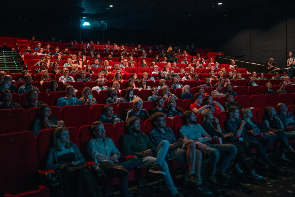 publico en teatro donde se ríen y aplauden un show de stand up comedy